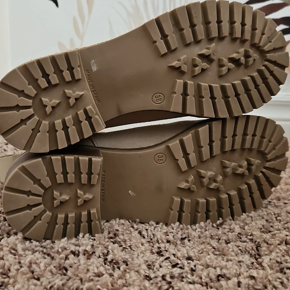 Bertuchi Cream Lug Sole Chelsea Boots, Suede, Euro Made, Sz. 38, US Women's 7.5 - Picture 6 of 6